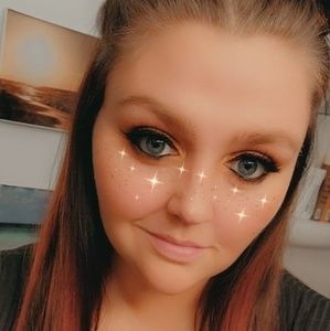 Meet your Posher, Larissa